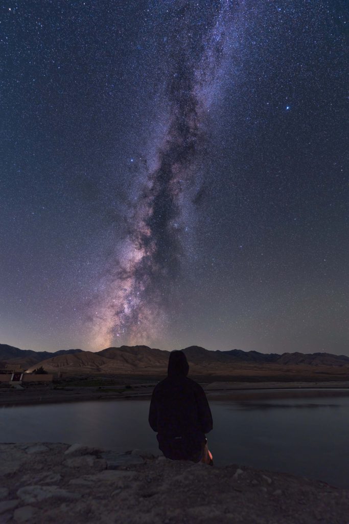 8.26李柚甘肃白银坐在满眼星辰的湖边，享受此刻的孤独 683x1024